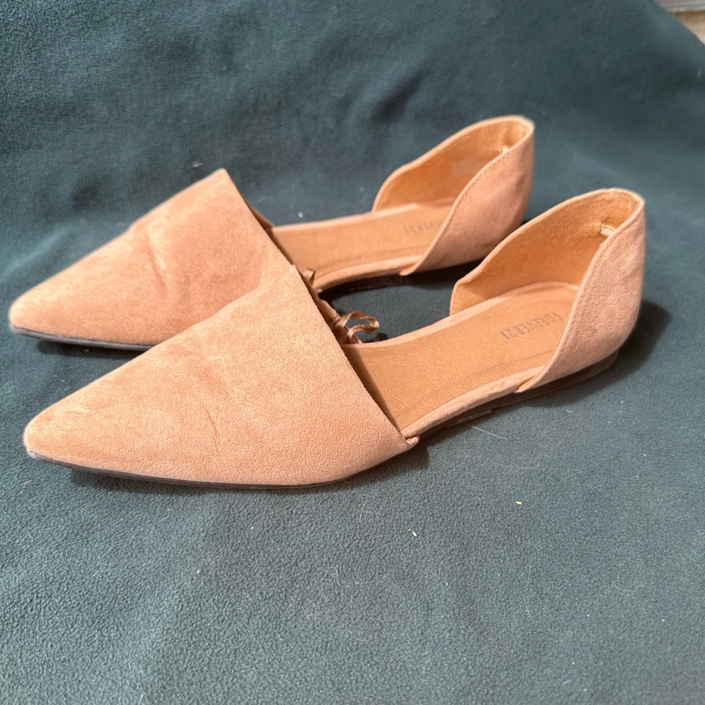 EUC faux suede flats size 6.5